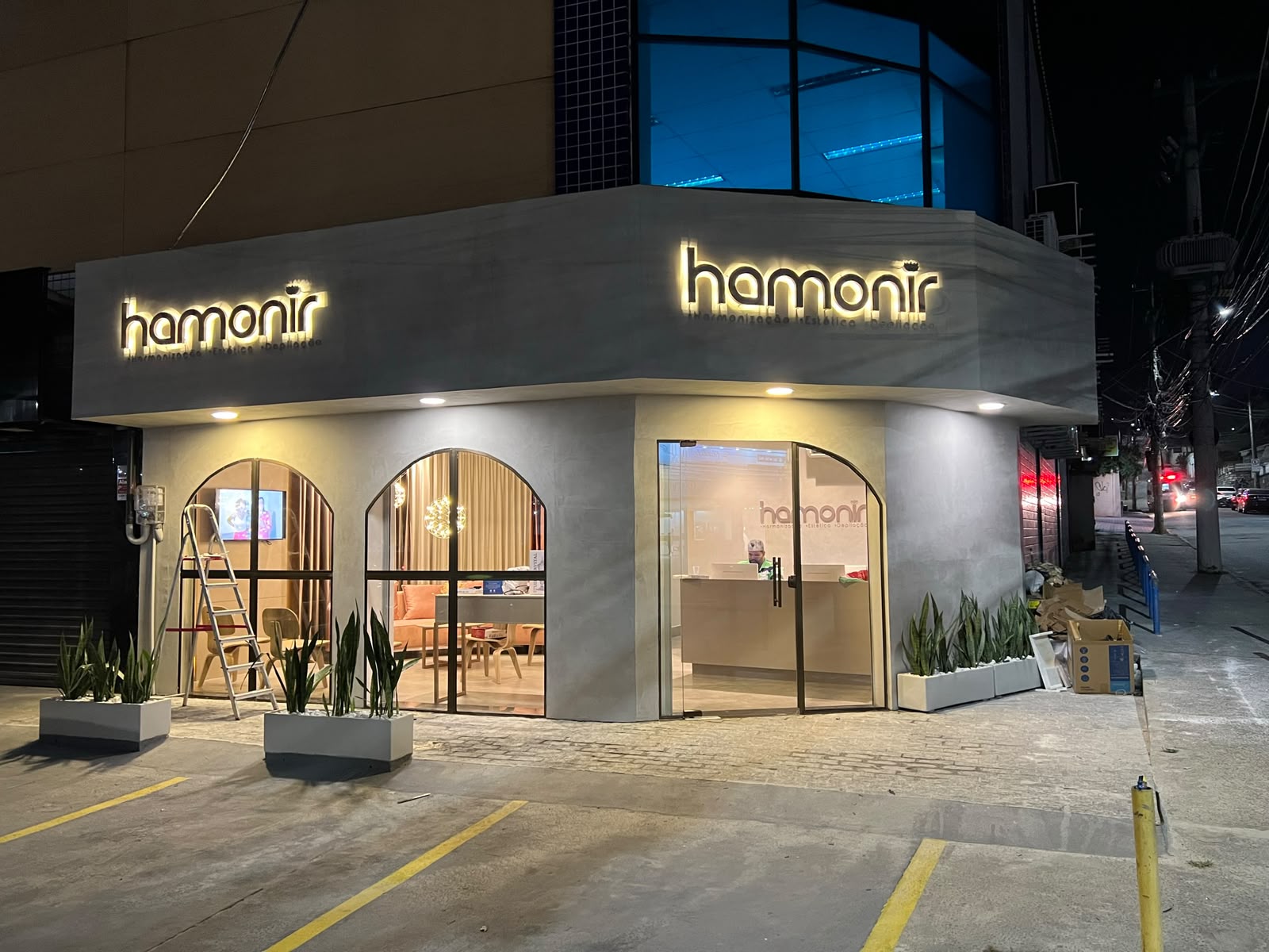 Fachada iluminada da Hamonir Campo Grande à noite